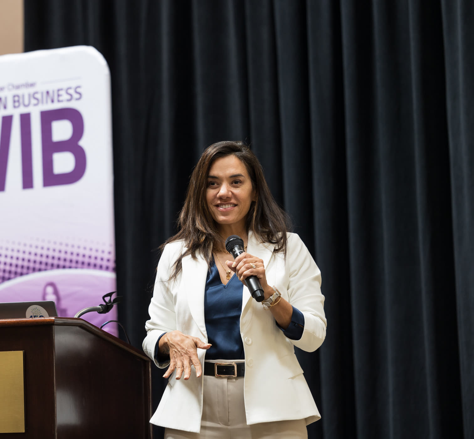 Christiane Drew presenting at the podium during a workshop